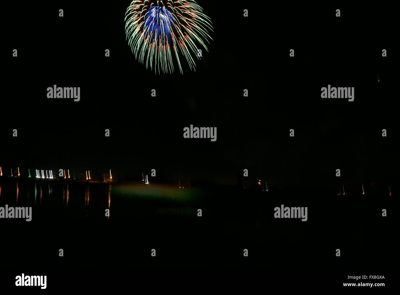 Il lago di Siskiyou fuochi d'artificio, che si tiene ogni anno sulla notte del 4 luglio, giorno di indipendenza degli Stati Uniti d'America, da Mt Shasta comunità Foto Stock