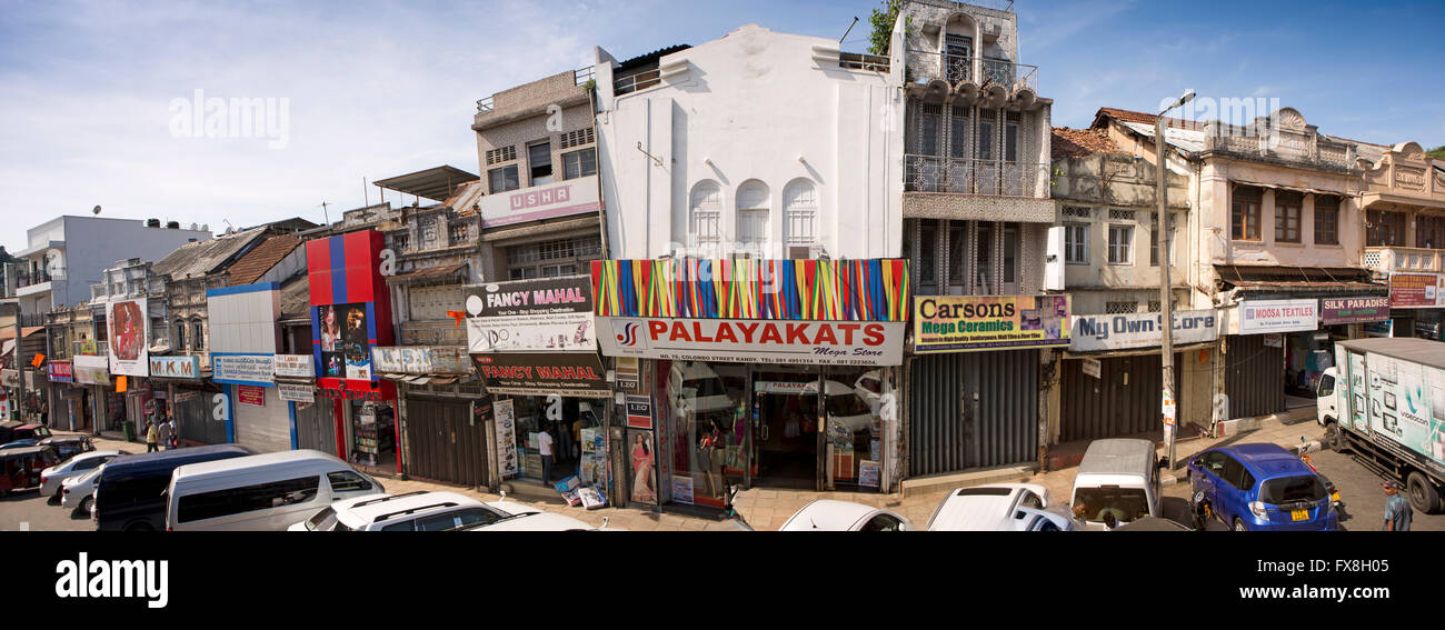 Sri Lanka, Kandy, Colombo Street, negozi in costruzioni vecchie e nuove, uniti digitalmente panoramic Foto Stock