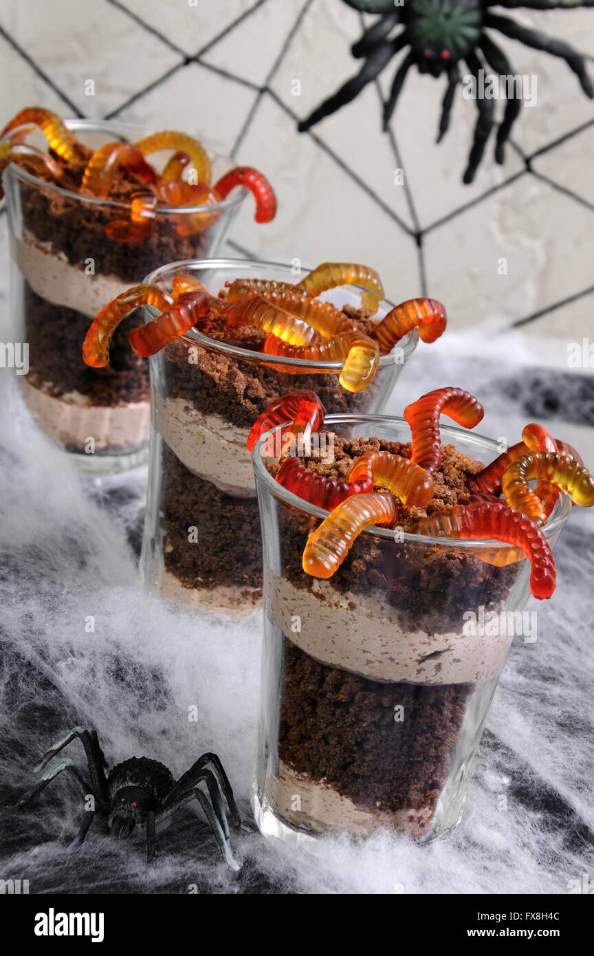 Dolce di Cioccolato pan di spagna con panna e jelly worm Foto Stock