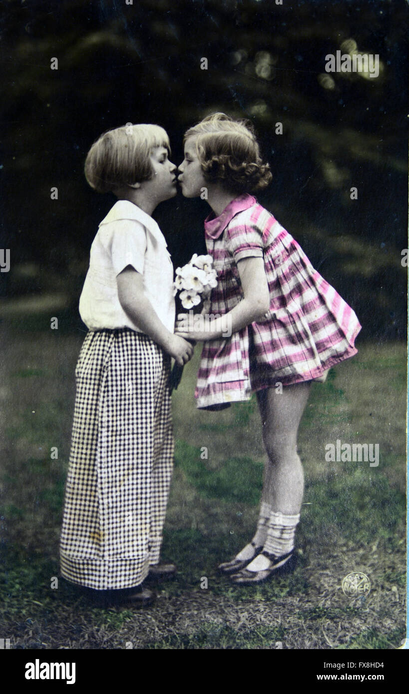 Cartolina realizzata in Germania mostra ragazzo baci girl, circa 1910 Foto Stock