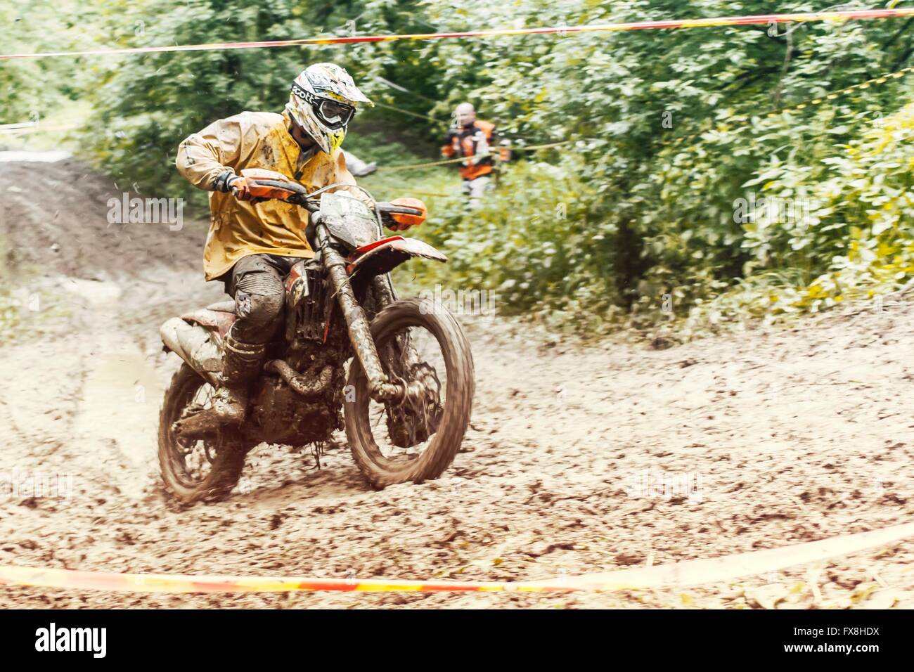 Enduro motociclista nel fango Foto Stock