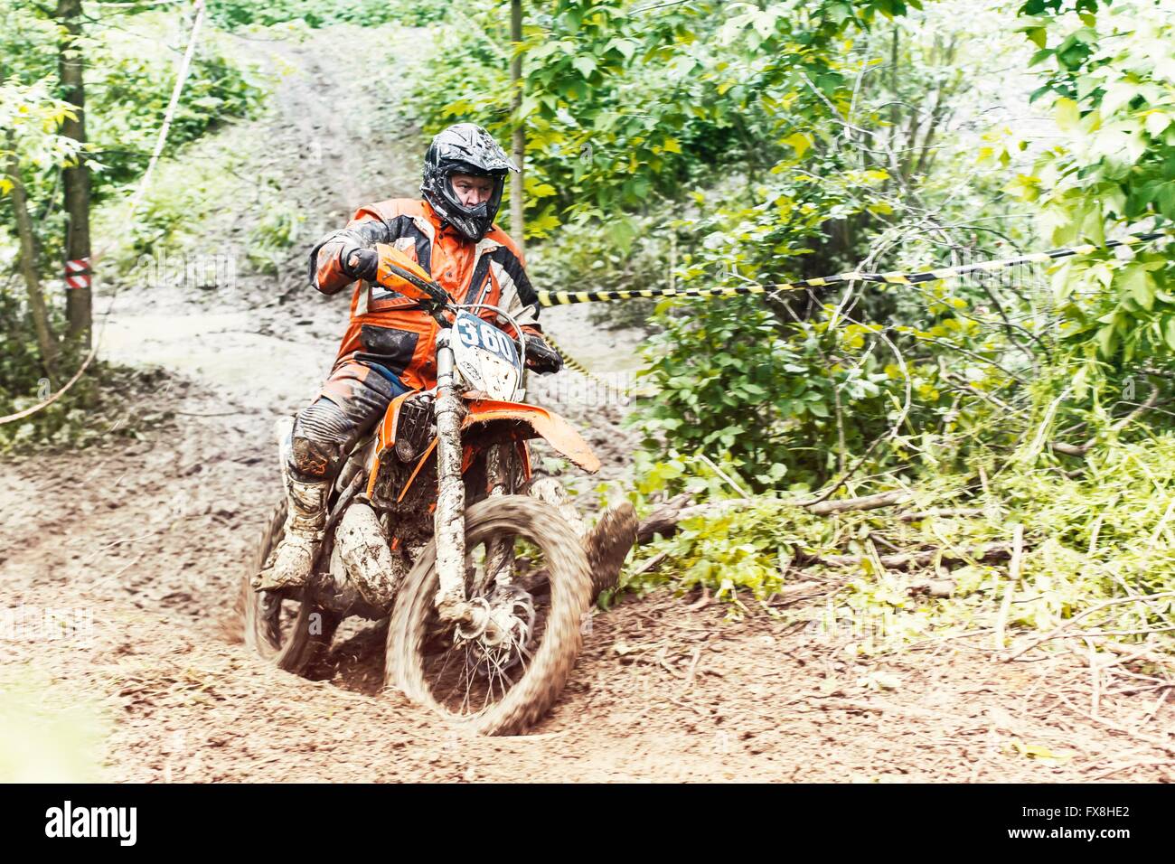 Enduro motociclista nel fango Foto Stock