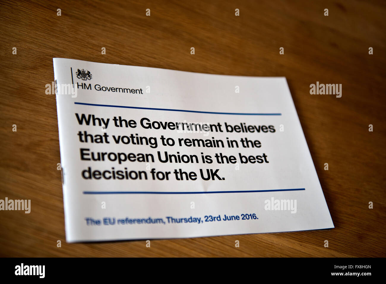 Il controverso opuscolo rilasciato dal governo che ha utilizzato i contribuenti soldi per convincere il Regno Unito pubblica a votare per rimanere nella UE. Foto Stock