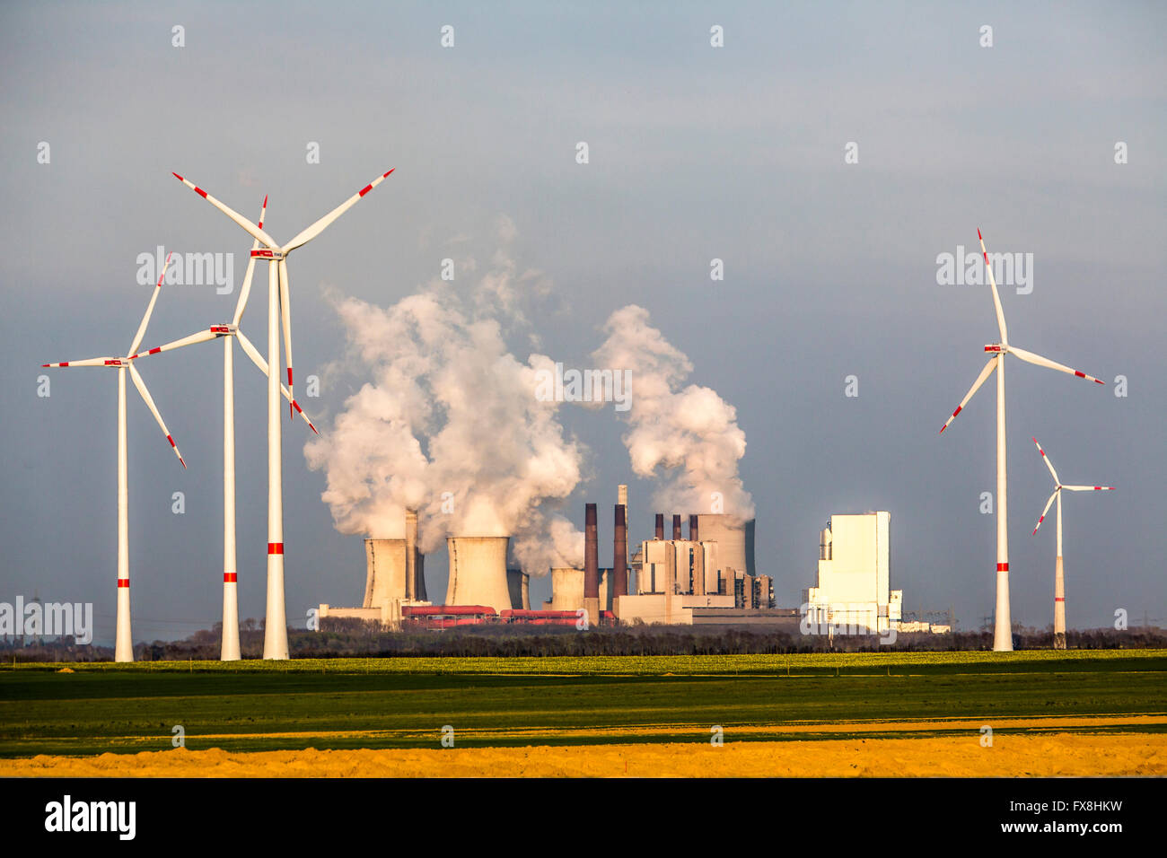 L'energia eolica, energia eolica park di Jackerath, Germania, alimentato a lignite power plant Neurath, di energia fossile, centrali a carbone vegetale Foto Stock