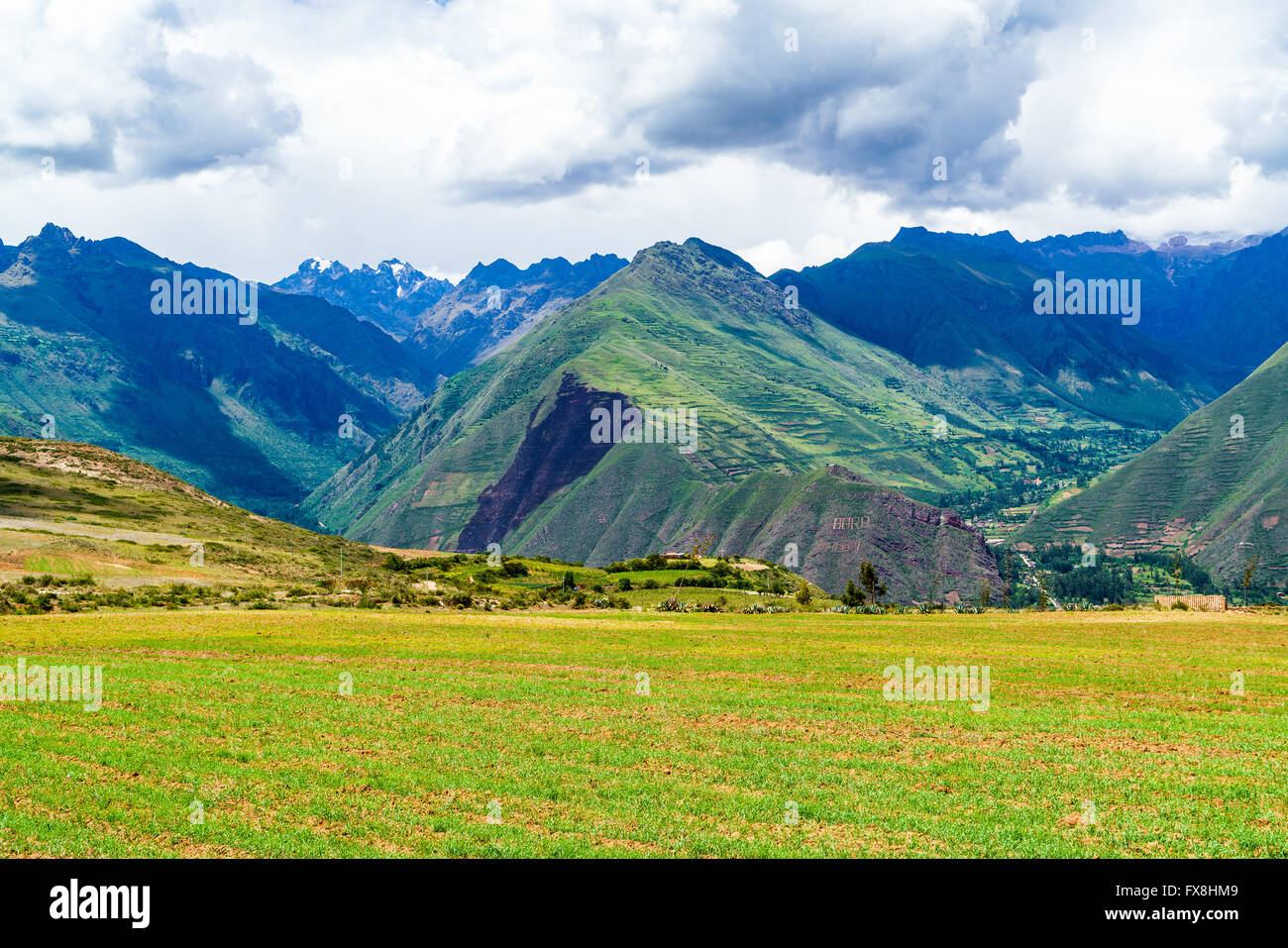 Vista della montagna e del villaggio nella Valle Sacra degli Incas del Perù Foto Stock