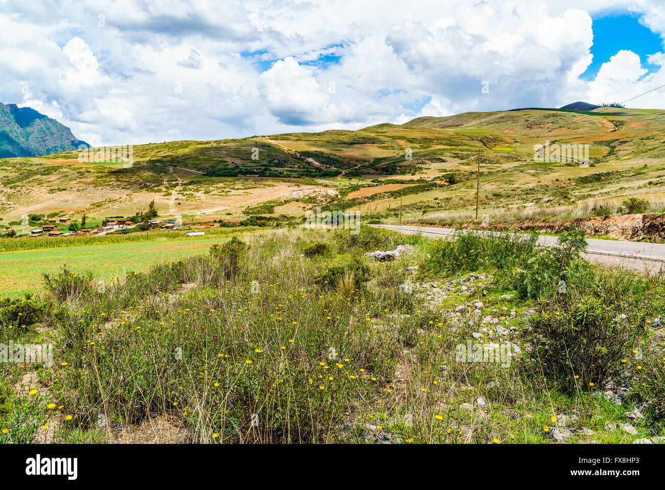 Veduta del borgo alla collina nella Valle Sacra degli Incas del Perù Foto Stock
