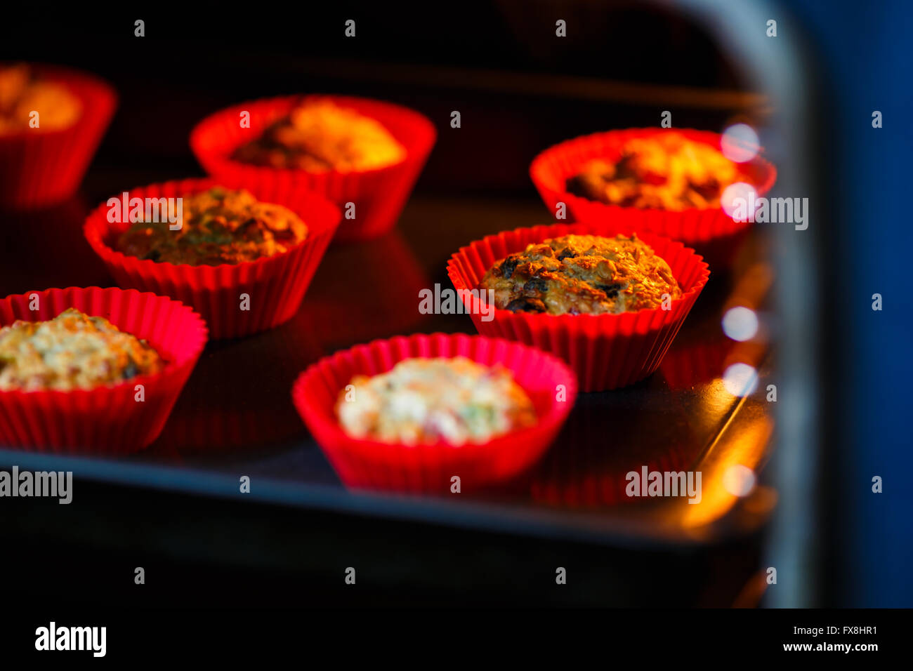 I dolci sono cotti in forno in cucina Foto Stock