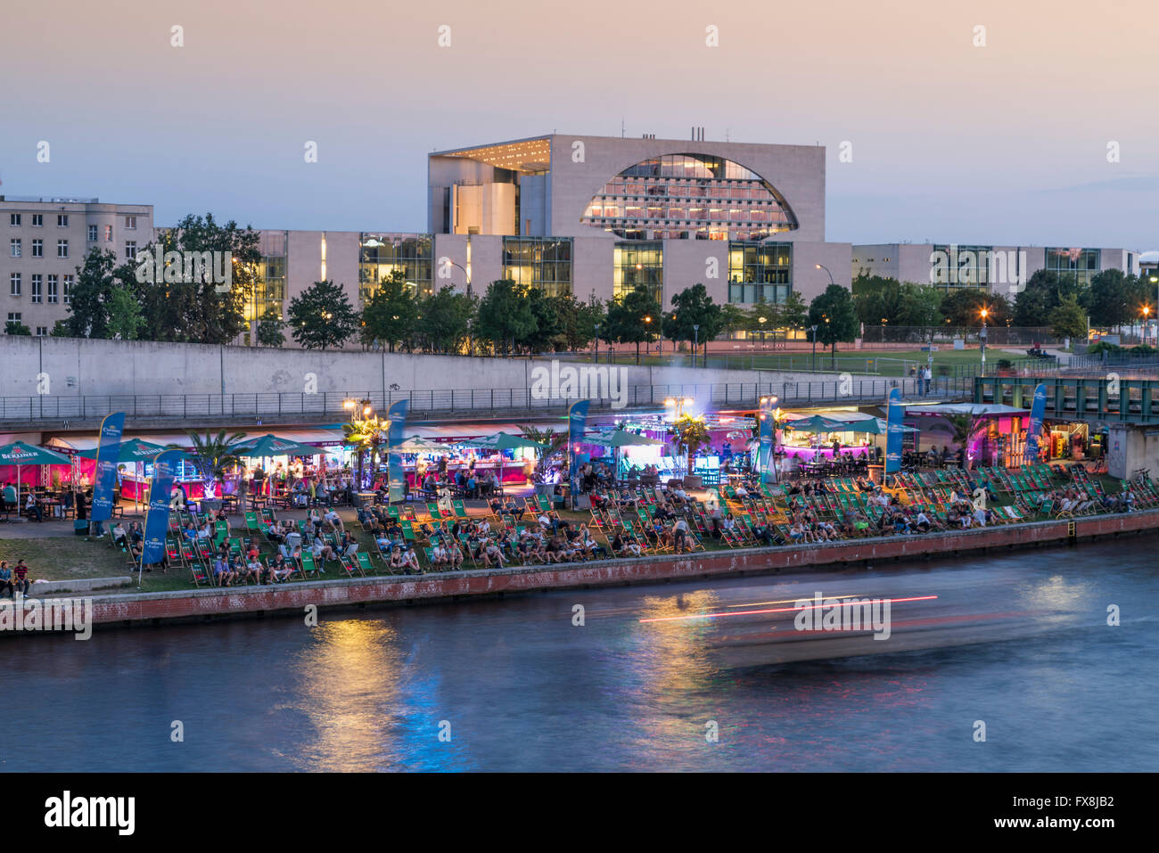 Berlino centro fiume Spree capitale beach cafe, nuova cancelleria federale Panorama Foto Stock