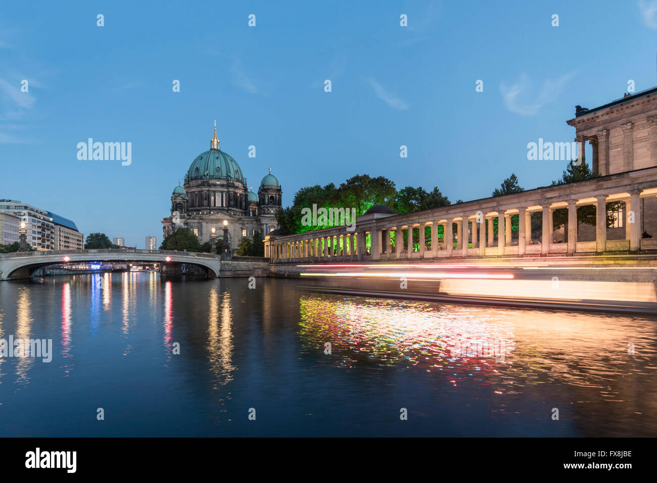 Cattedrale tedesca di notte, il fiume Sprea, Berlino, Germania, Europa Foto Stock
