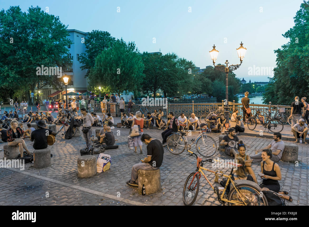 Punto di incontro di giovani, Landwehrkanal Admiral Bridge, Kreuzberg di Berlino Foto Stock