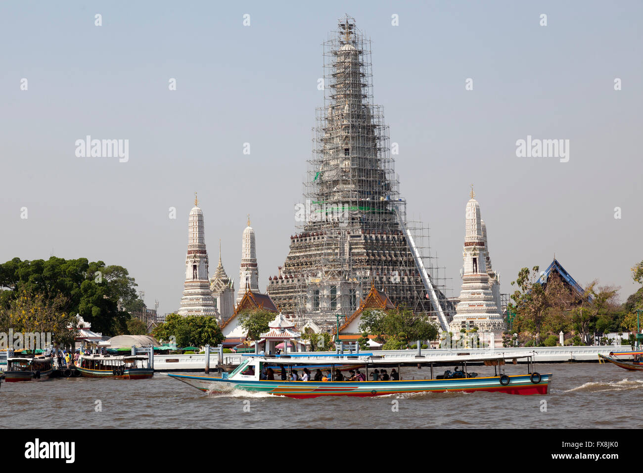 La notevole ponteggi metallici circostanti con il prang (269 ft in altezza) del Wat Arun, a Bangkok (Thailandia). Foto Stock