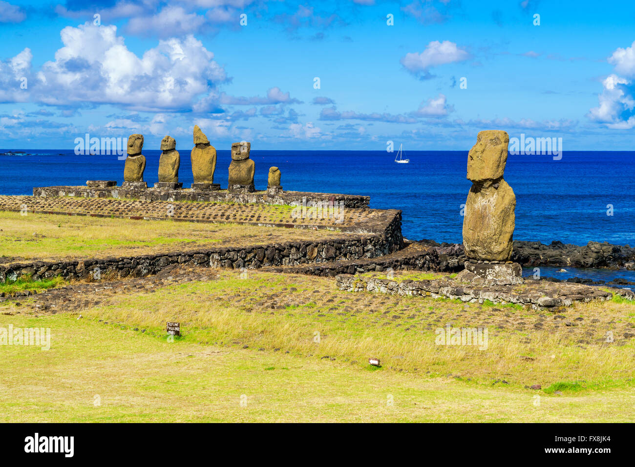 Ahu Tahai, Ahu Vai Uri e Oceano Pacifico presso Tahat complesso archeologico, Isola di Pasqua, Cile Foto Stock