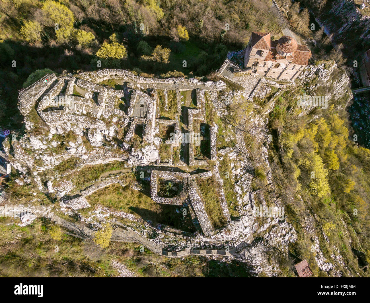 Veiw areale dell'ASEN della fortezza e la Vergine Maria chiesa vicino Asenovgrad città in Bulgaria. Foto Stock
