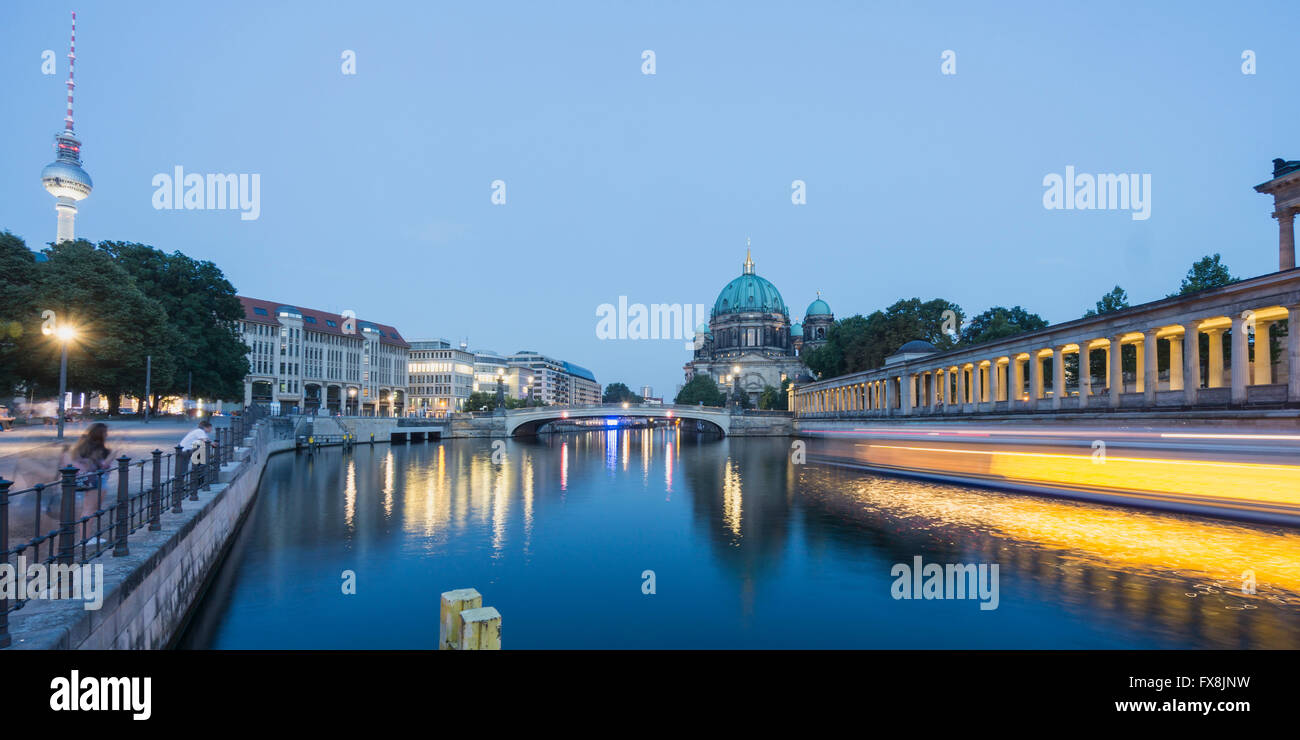Cattedrale tedesca di notte, il fiume Sprea, Berlino, Germania, Europa Foto Stock