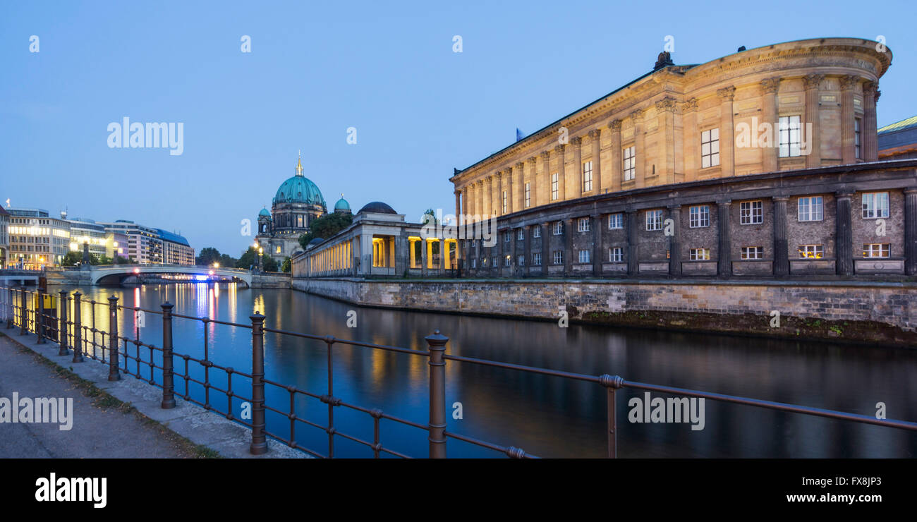 Il museo Island, il fiume Sprea, Cattedrale Tedesca di notte, Berlino, Germania, Europa Foto Stock