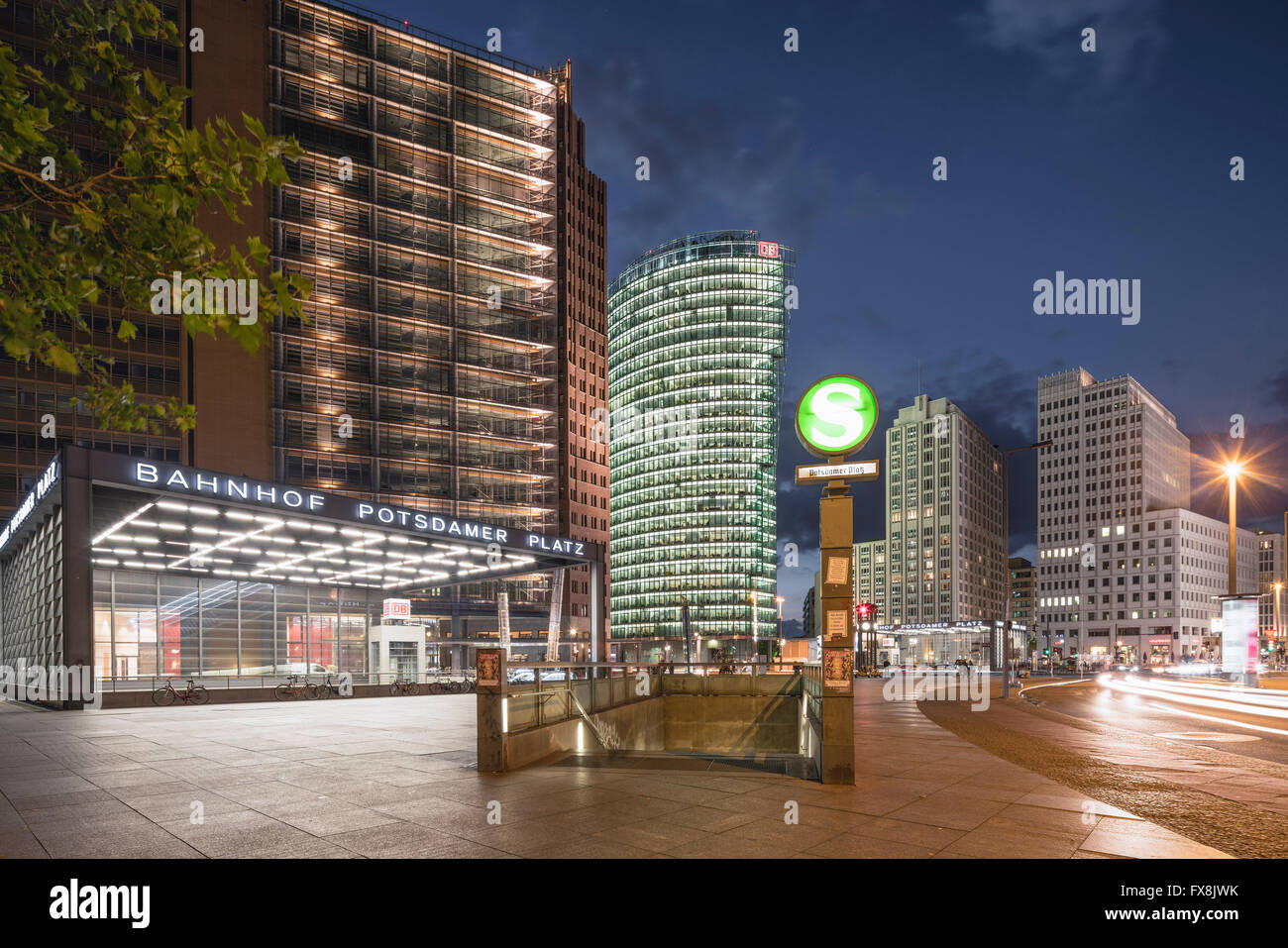 Potsdamer Platz di Berlino, DB Torre , S Bahn ingresso, centro di Berlino, Germania Foto Stock