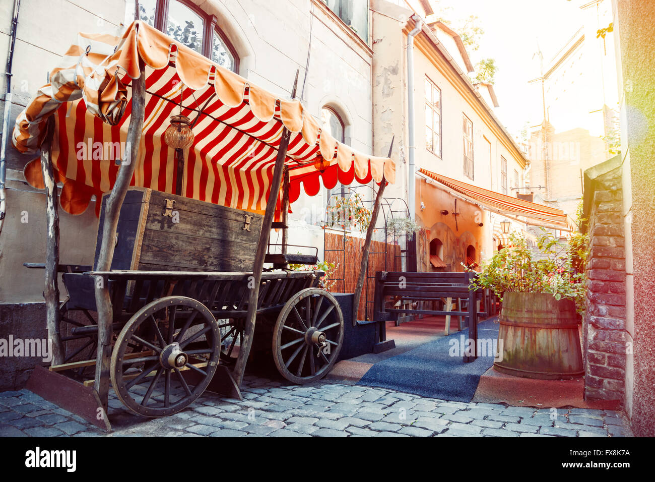 Via medievale e frammento di cafè all'aperto nella città vecchia di Riga, Lettonia Foto Stock