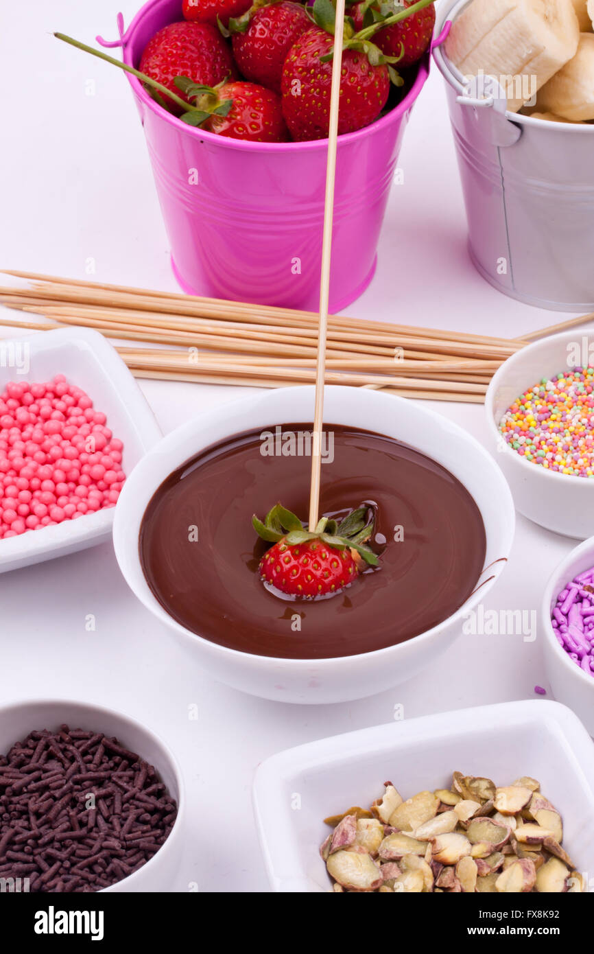 La Fonduta di cioccolato con frutta e un pizzico di zucchero Foto Stock