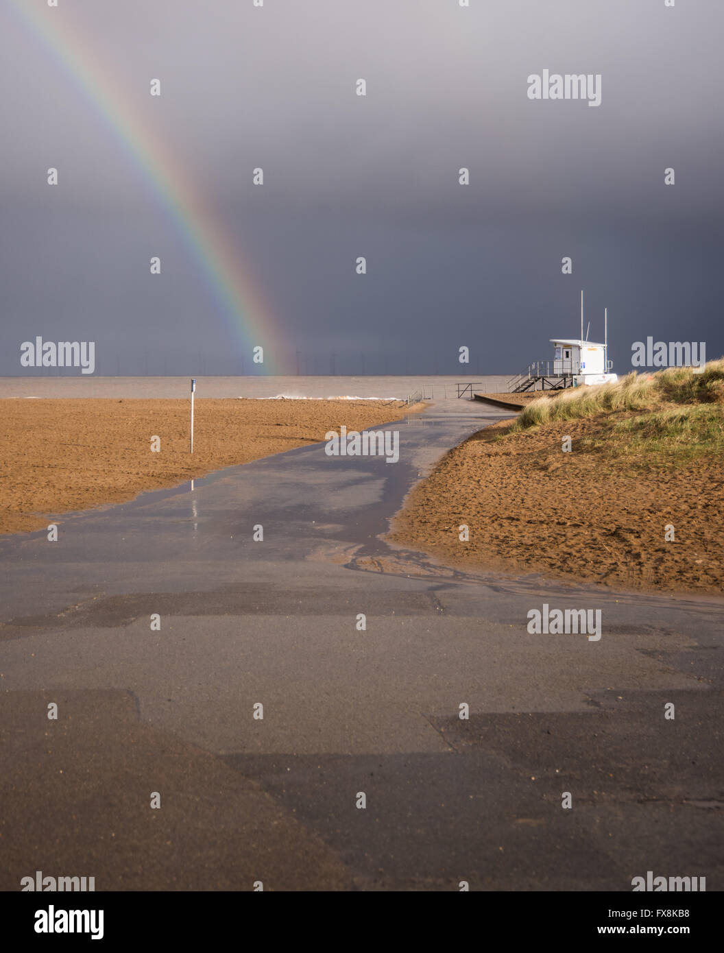 Un acquazzone sopra il mare del Nord visto da Skegness, Lincolnshire, England, Regno Unito Foto Stock