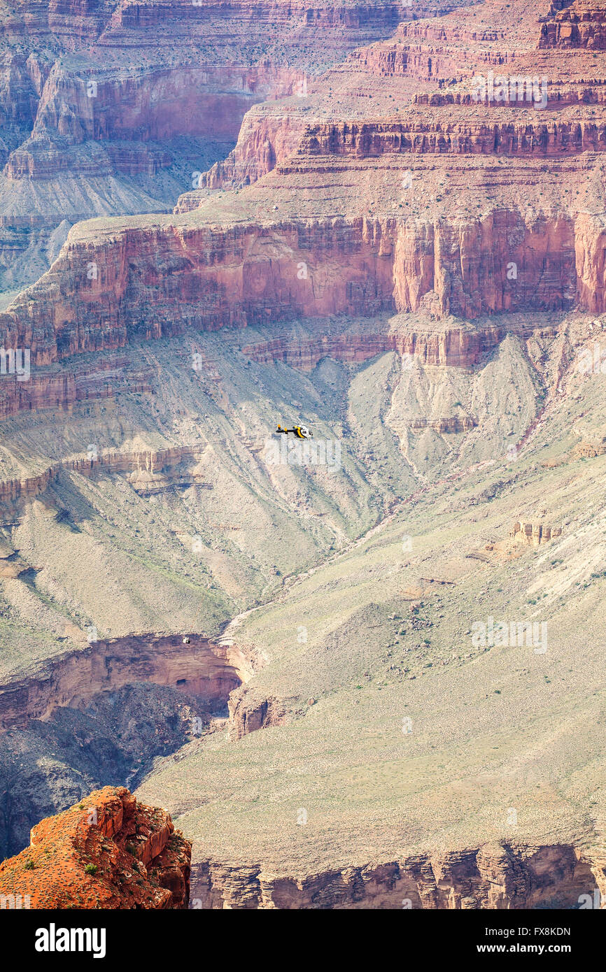 Elicottero che trasporta il carico oltre il Grand Canyon, Arizona, Stati Uniti. Foto Stock