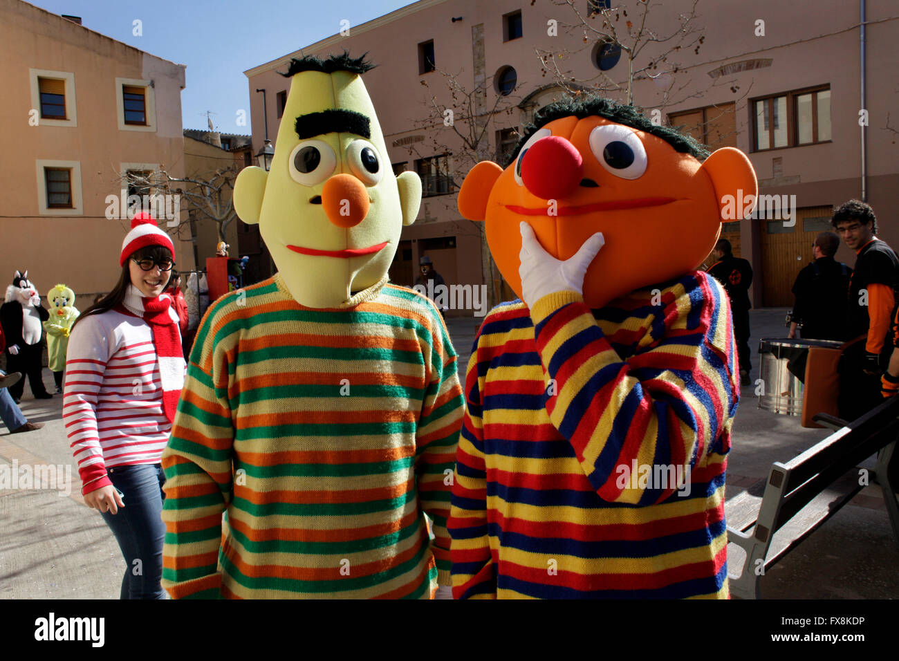 Ernie e Bert costumi, anche Wally, durante il carnevale di Montblanc, Tarragona Catalogna. Foto Stock