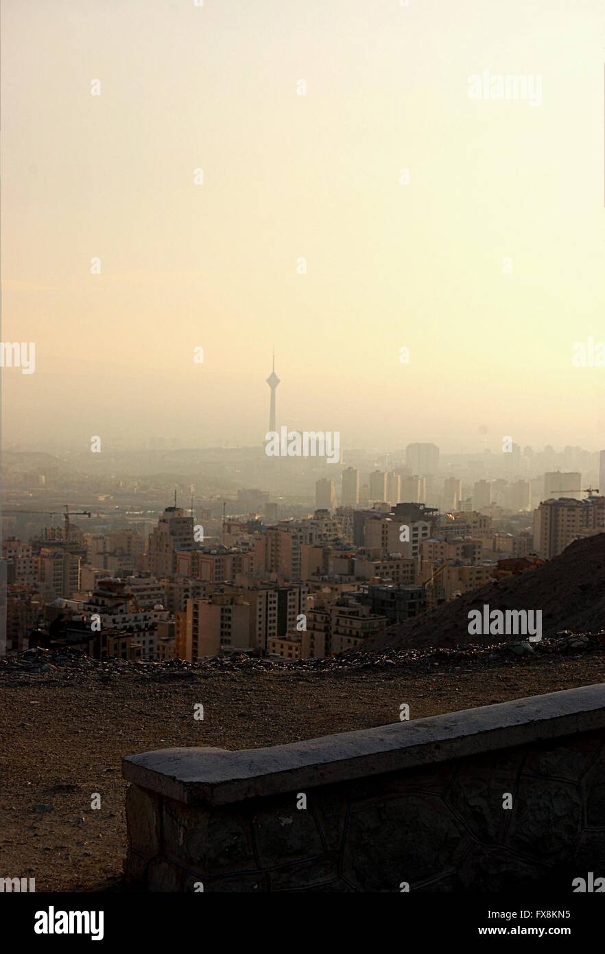 Tehran skyline dotate di MIlad Tower al tramonto, Iran Foto Stock