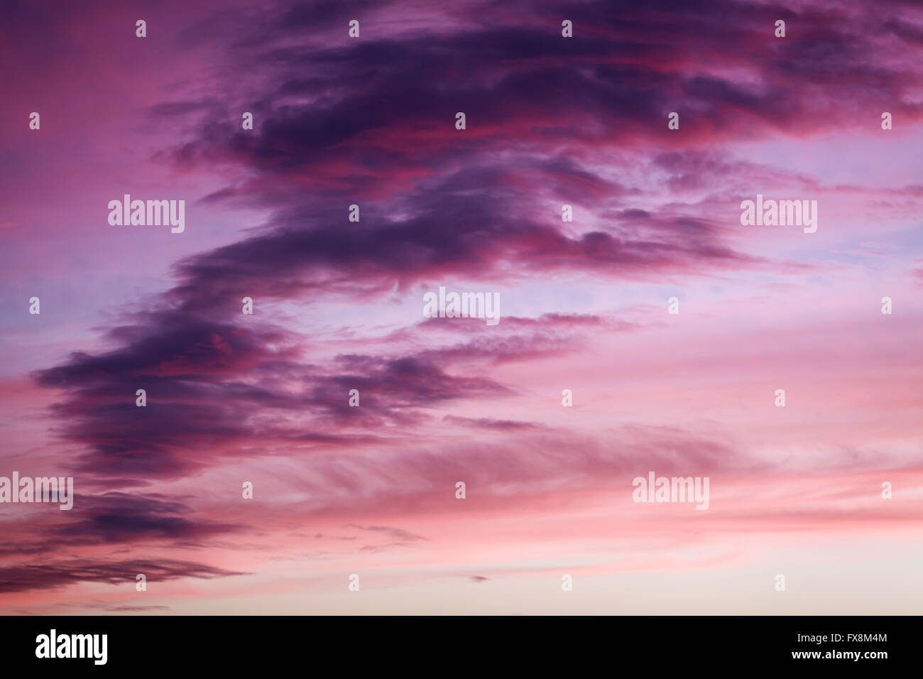Viola e colori rosa nel tramonto Cielo drammatico Foto Stock