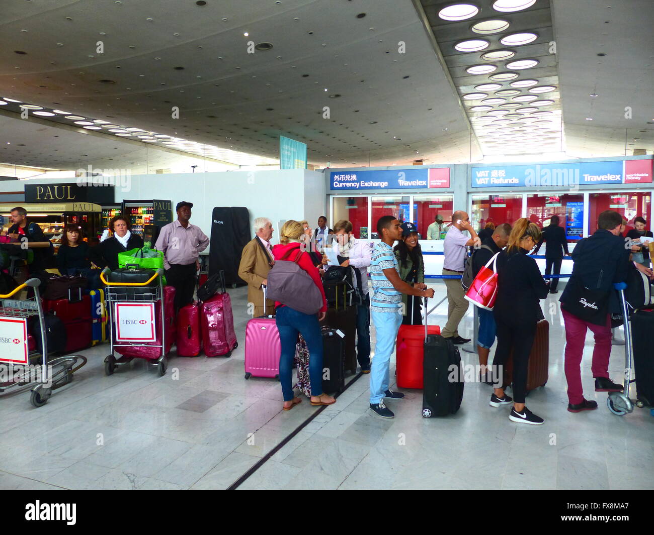 Ue, Francia, Parigi Charles de Gaulle Aeroporto Internazionale Sala Arrivi con i passeggeri in attesa in linea Foto Stock