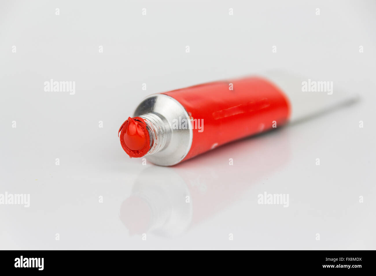 Colore rosso tubo di vernice su sfondo bianco Foto Stock