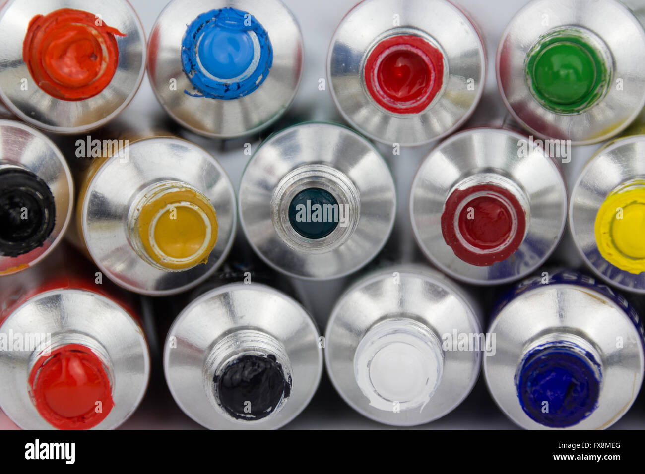 Molti di vernice di colore macro tubi su sfondo bianco Foto Stock