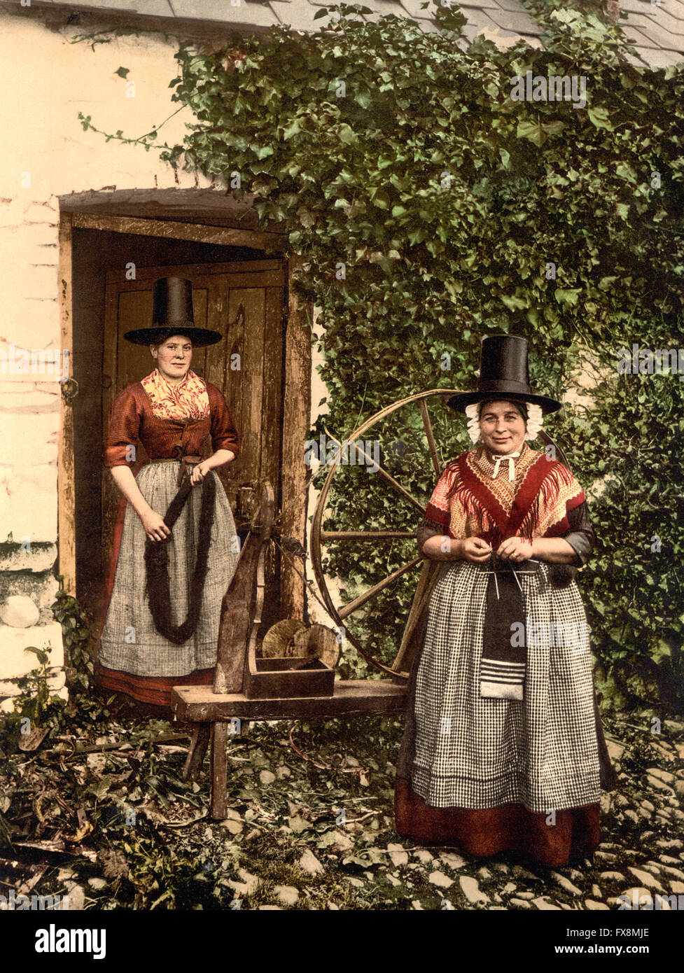 Filatori gallese e ruota di filatura, Wales, Regno Unito, Photochrome Stampa, circa 1900 Foto Stock