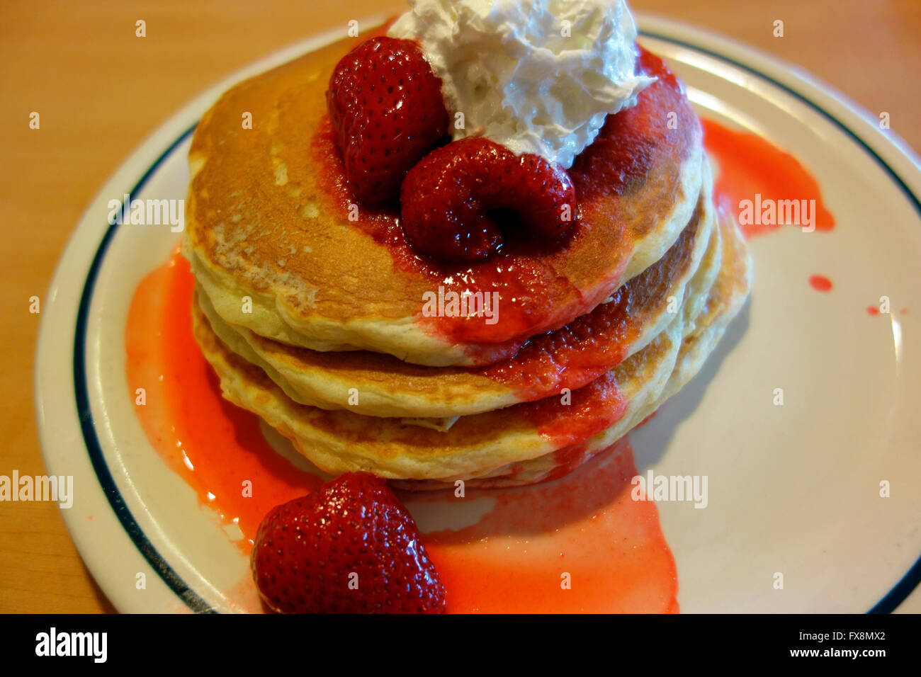 Una pila di pancake con fragole Foto Stock