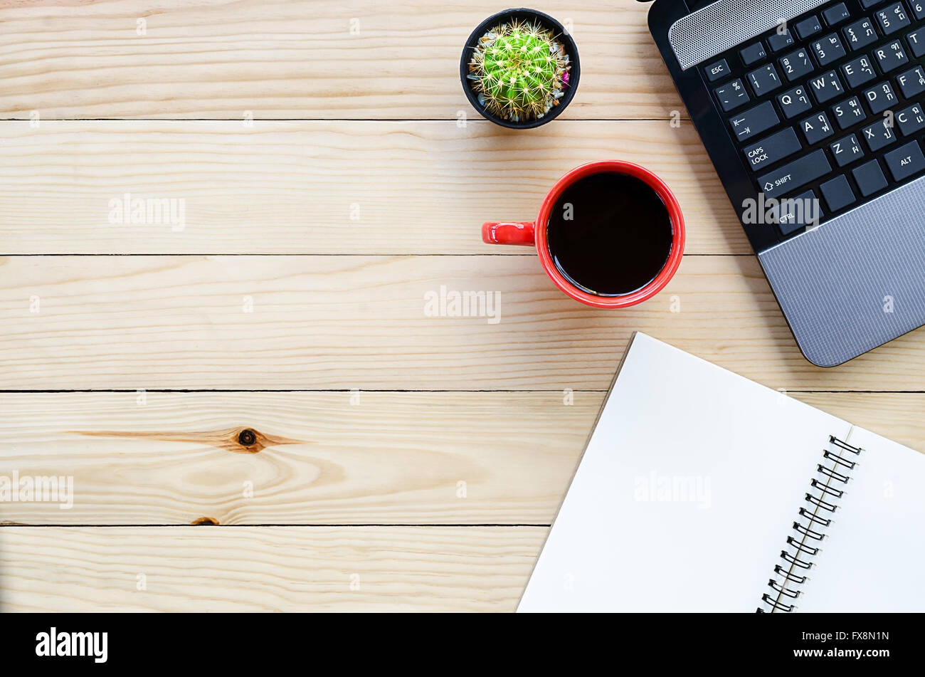 Ufficio tavolo scrivania con computer portatile, tazza di caffè e notebook.vista superiore con spazio di copia Foto Stock