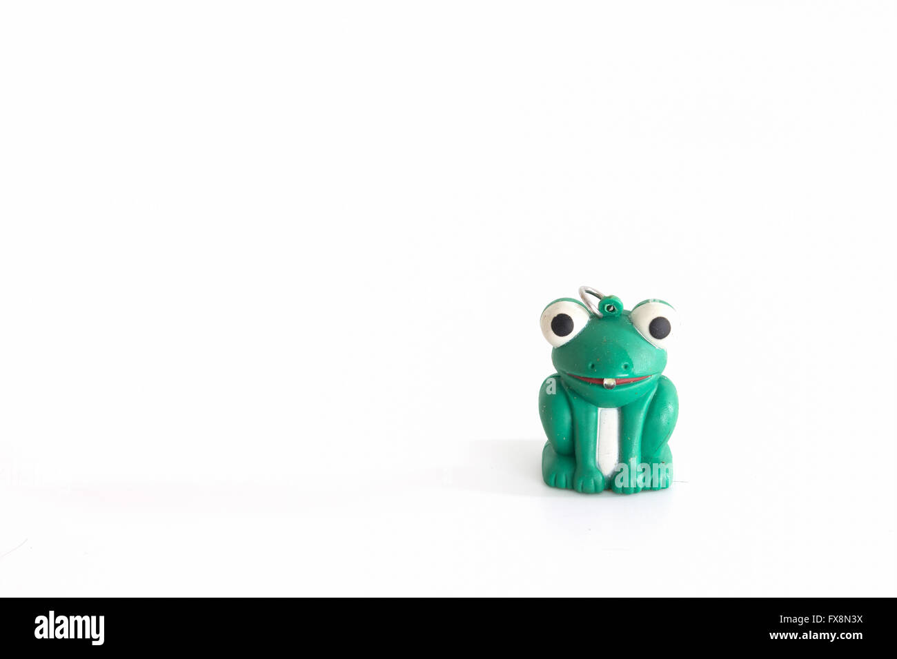 Rana verde - un souvenir isolato su uno sfondo bianco Foto Stock