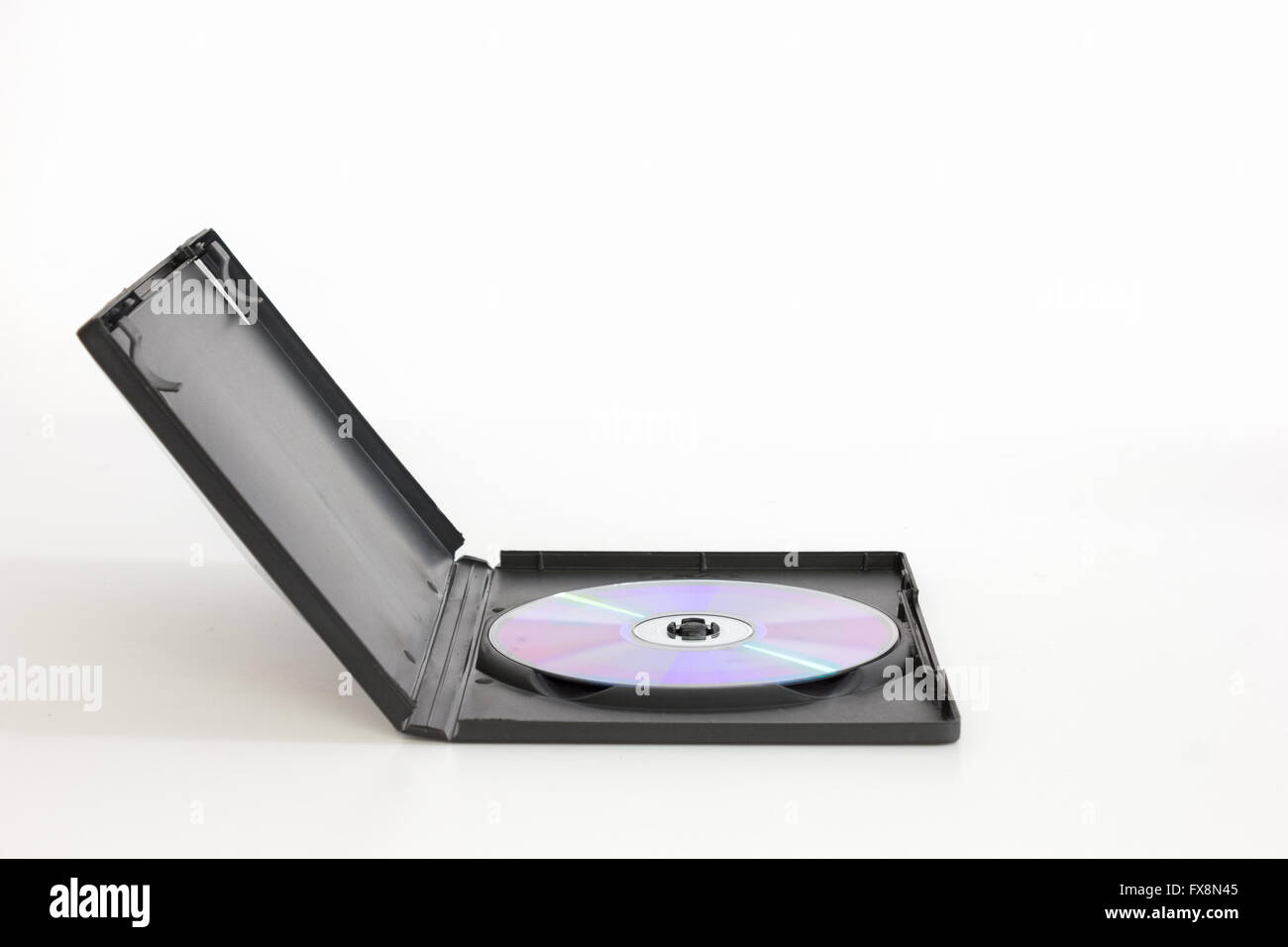 Disco in DVD box isolati su sfondo bianco Foto Stock