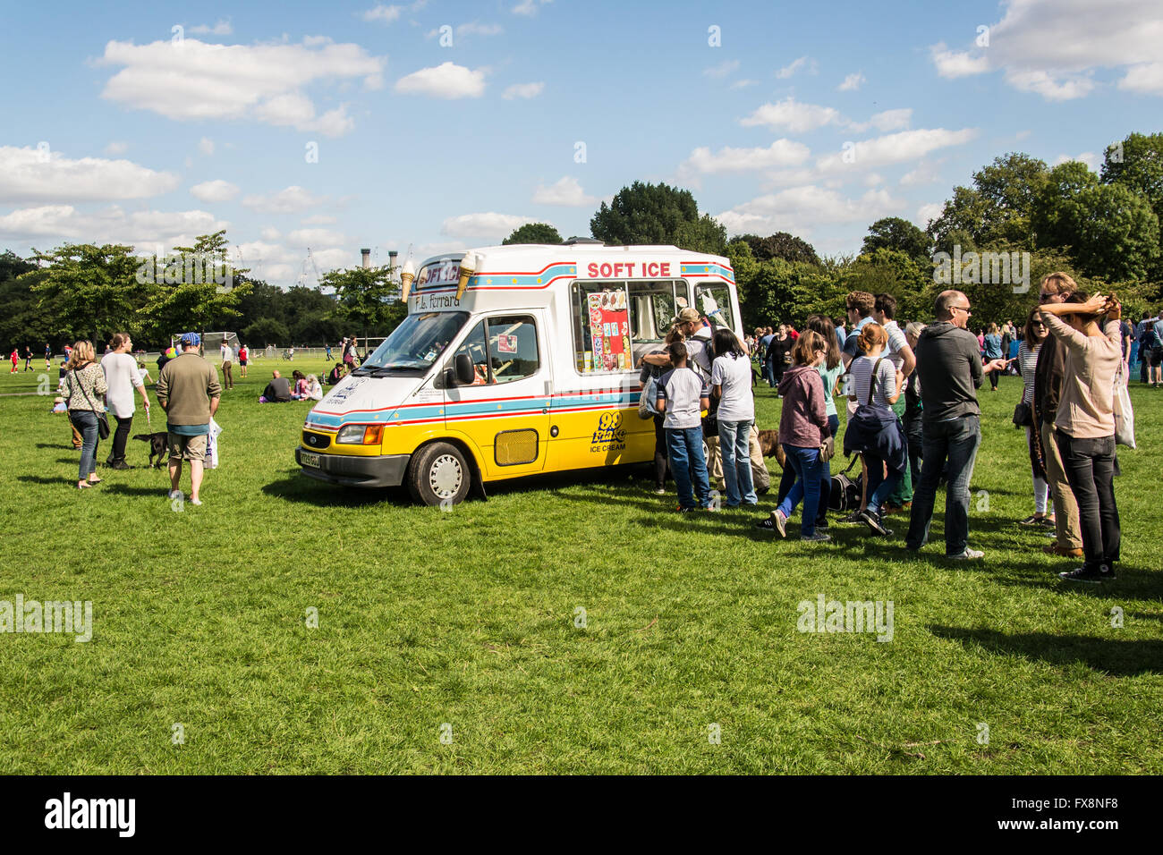 La gente in coda davanti a un gelato van nel Parco Reale di Battersea, Londra, Regno Unito Foto Stock