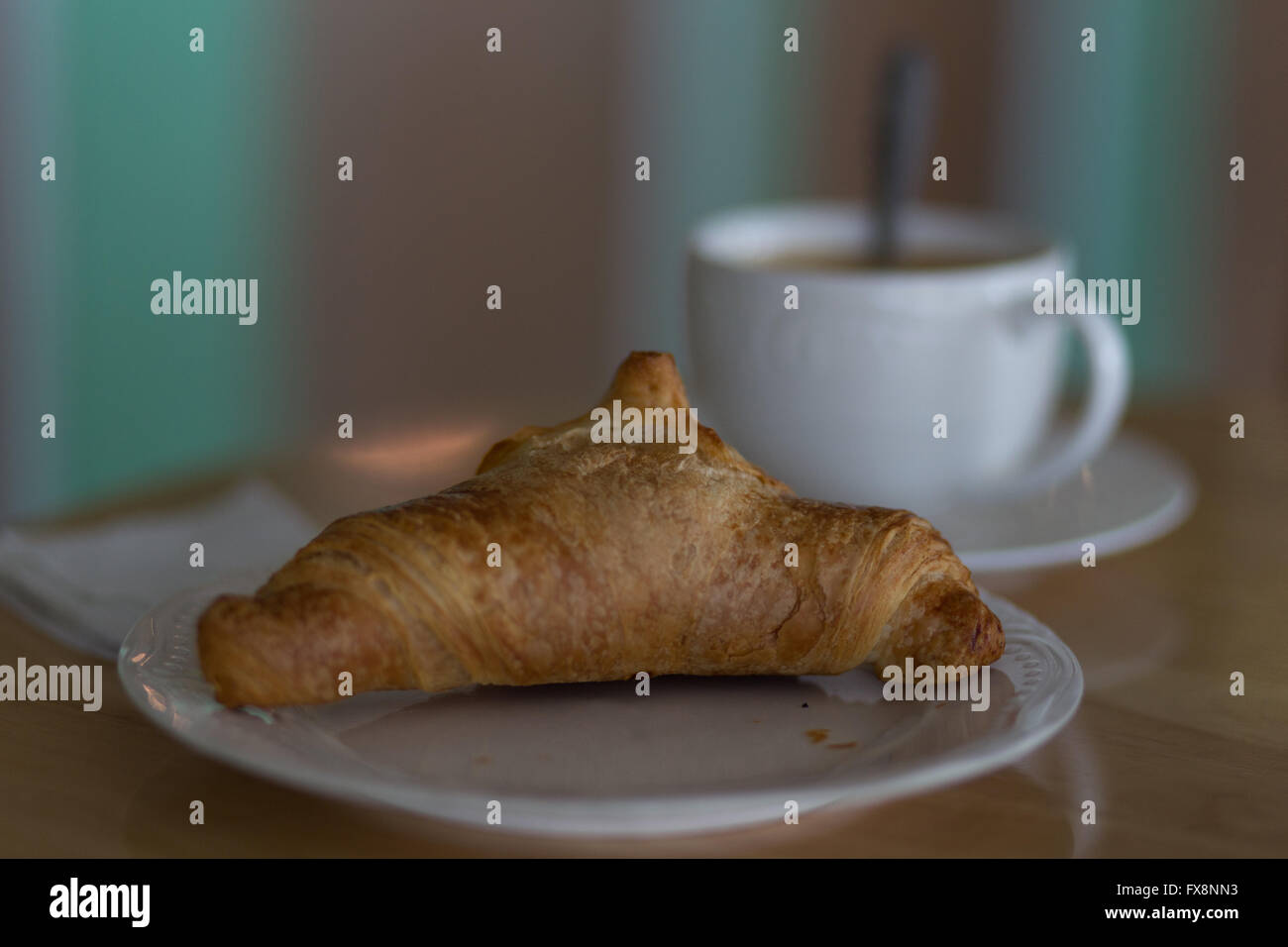 In stile tradizionale francese croissant serviti con Caffe' in un piccolo panificio a Cebu City, Filippine Foto Stock