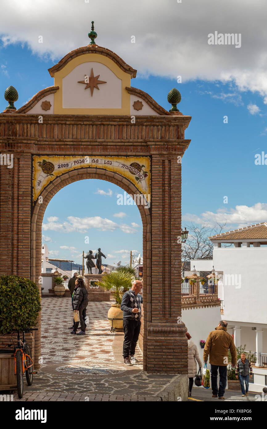 Piazza principale, villaggio bianco di Competa, La Axarquia. Provincia di Malaga Costa del Sol, Andalusia, Spagna Europa Foto Stock