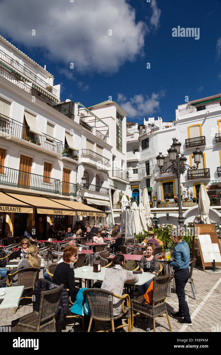 Piazza principale, villaggio bianco di Competa, La Axarquia. Provincia di Malaga Costa del Sol, Andalusia, Spagna Europa Foto Stock