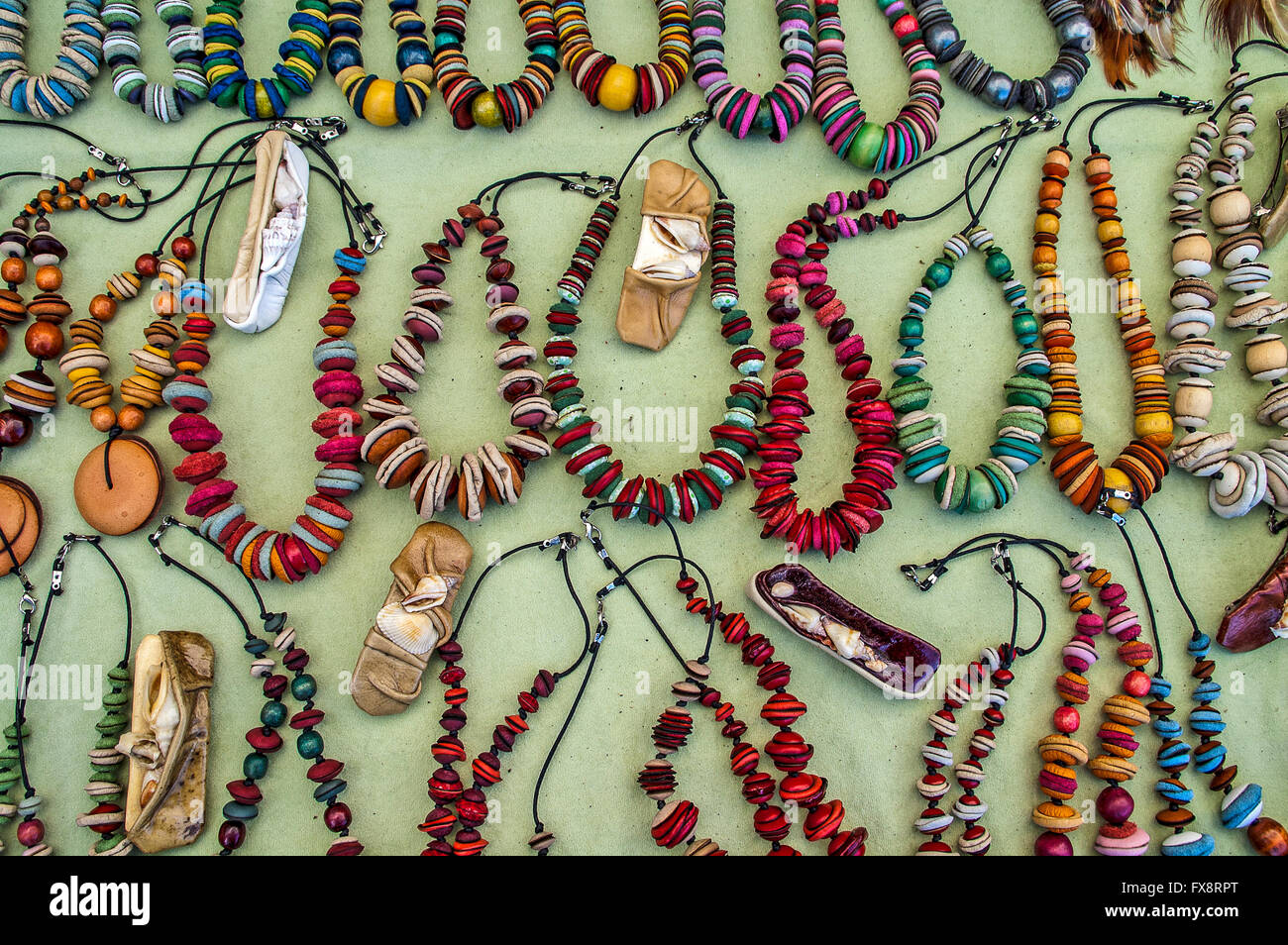Vari articoli di gioielleria e collane, fotografato a Zrenjanin il 27 settembre 2014 Foto Stock