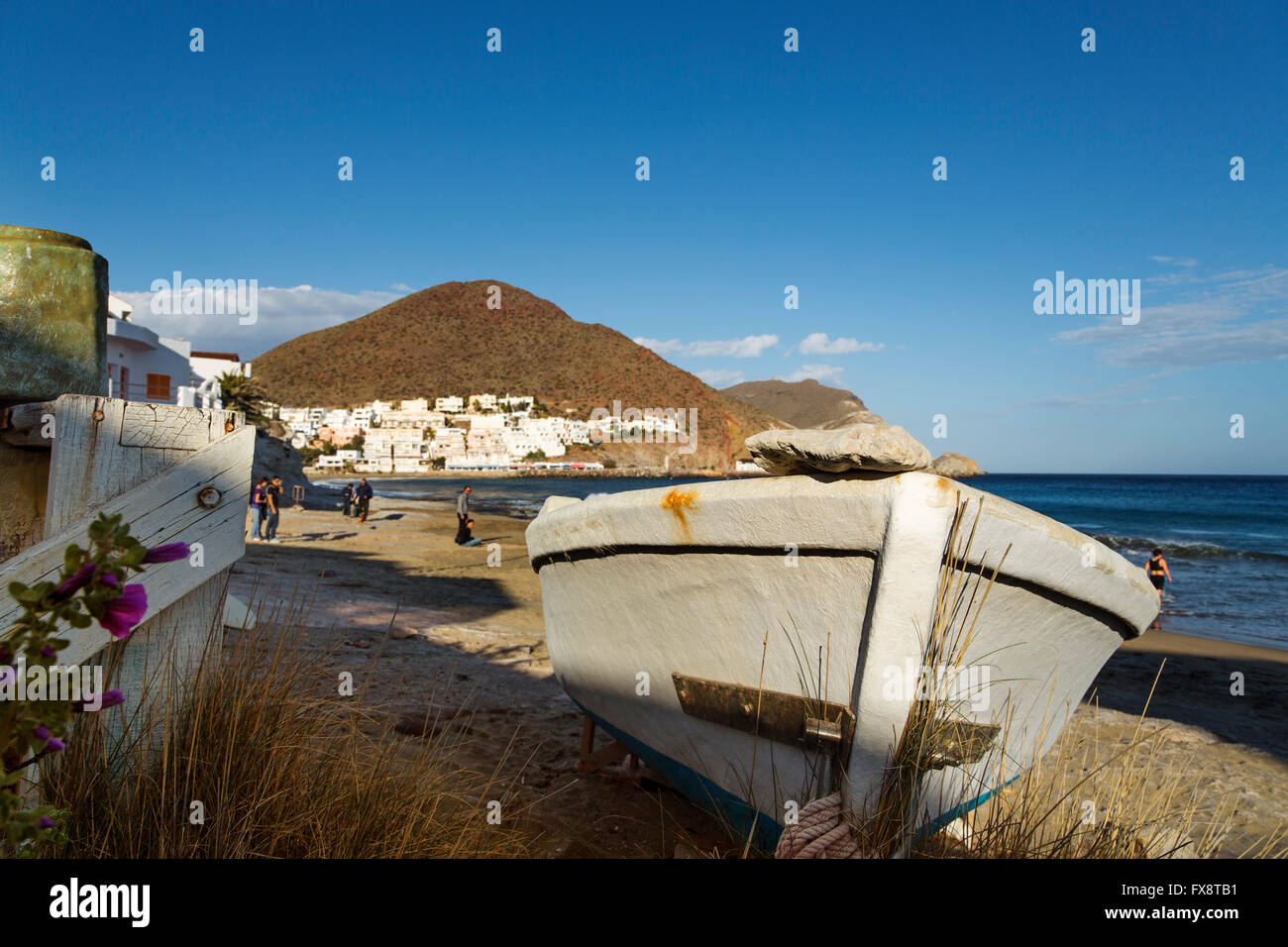 Mar Mediterraneo e sulla spiaggia. San José di Cabo de Gata Nijar, Parco Naturale Riserva della Biosfera provincia di Almeria Andalusia Spagna Europa Foto Stock