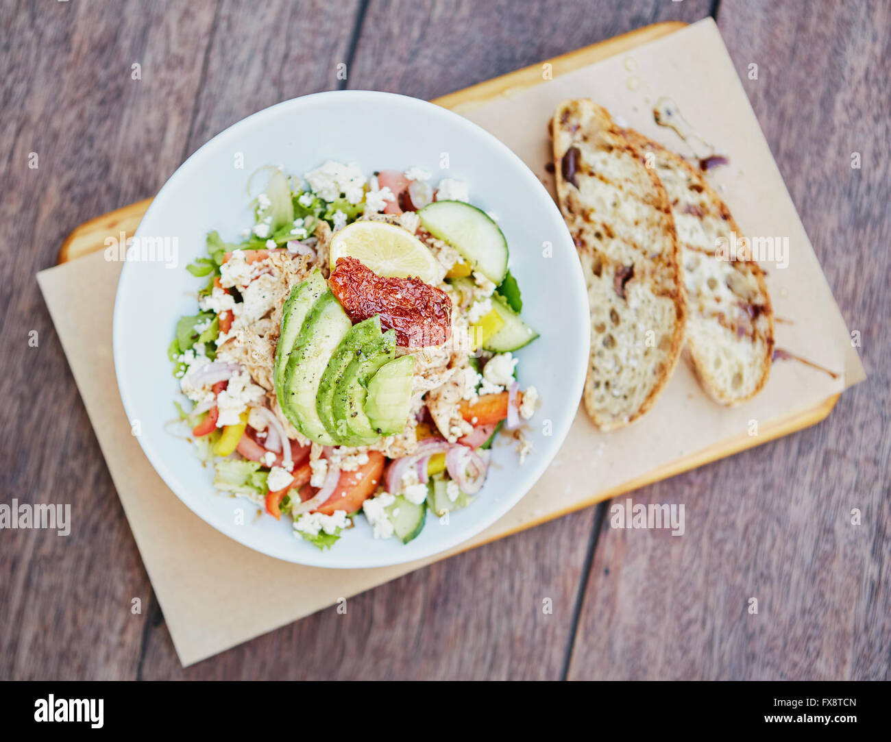 Una sana insalata di pollo, avocado e tomat Secchi conditi Foto Stock