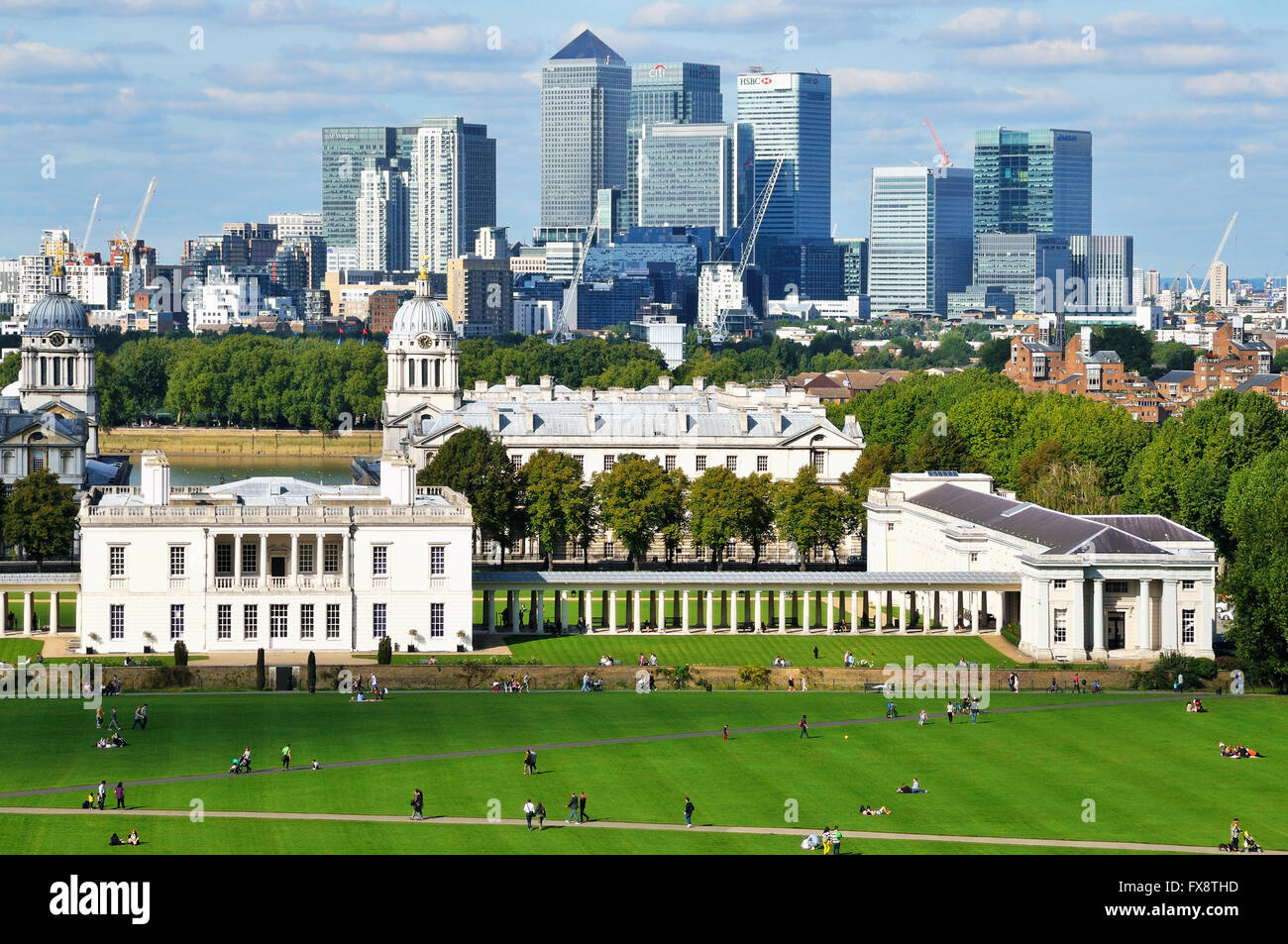 Canary Wharf fom Greenwich Park, Londra UK, con il Royal Naval College di edifici Foto Stock