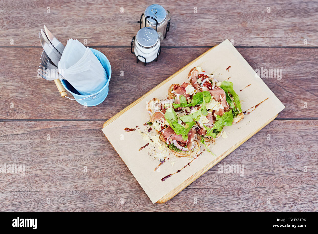 Presentazione rustico di gourmet bruschetta pasto con condimenti di un Foto Stock