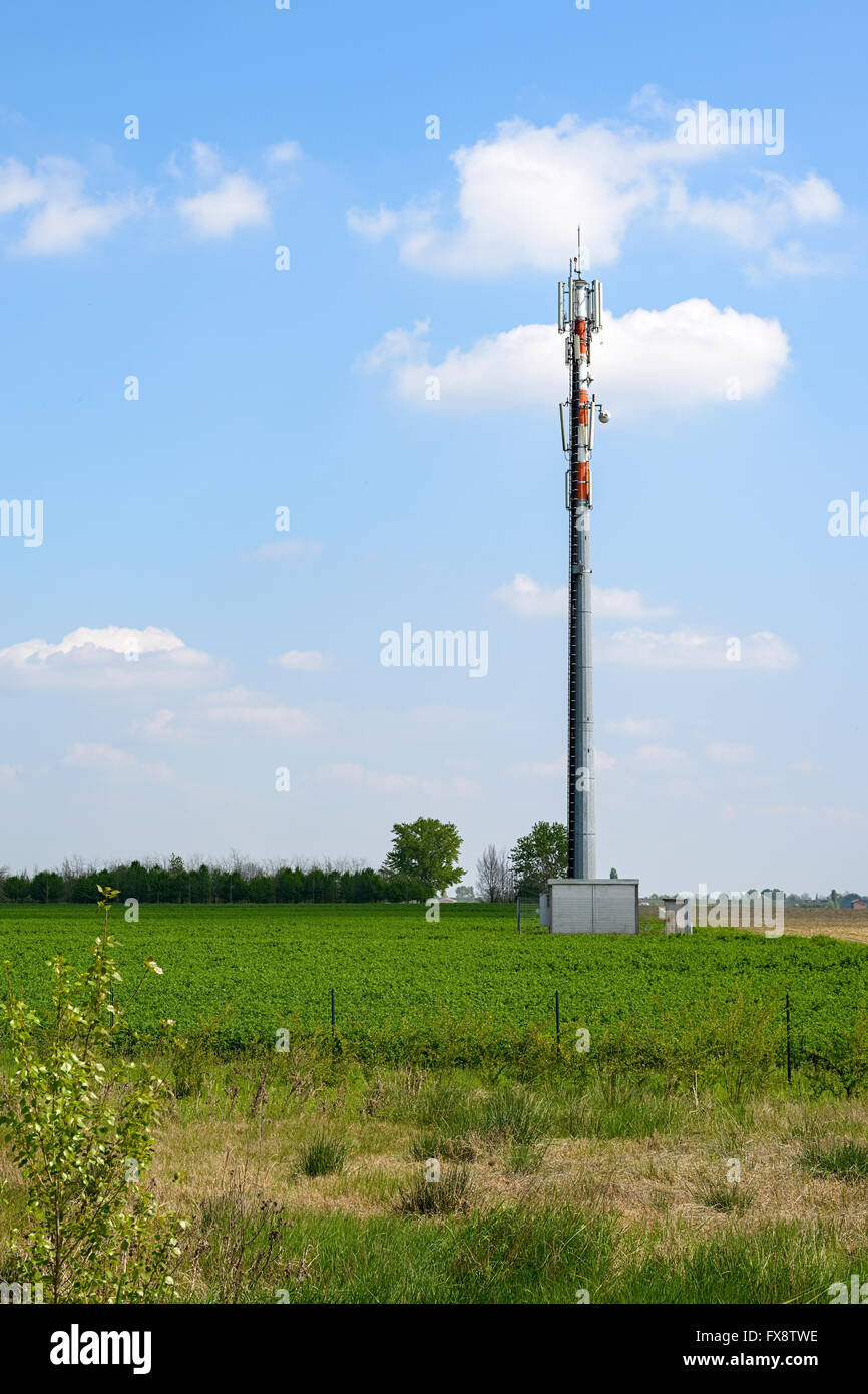 Il trasmettitore radio torre nel mezzo di un campo Foto Stock