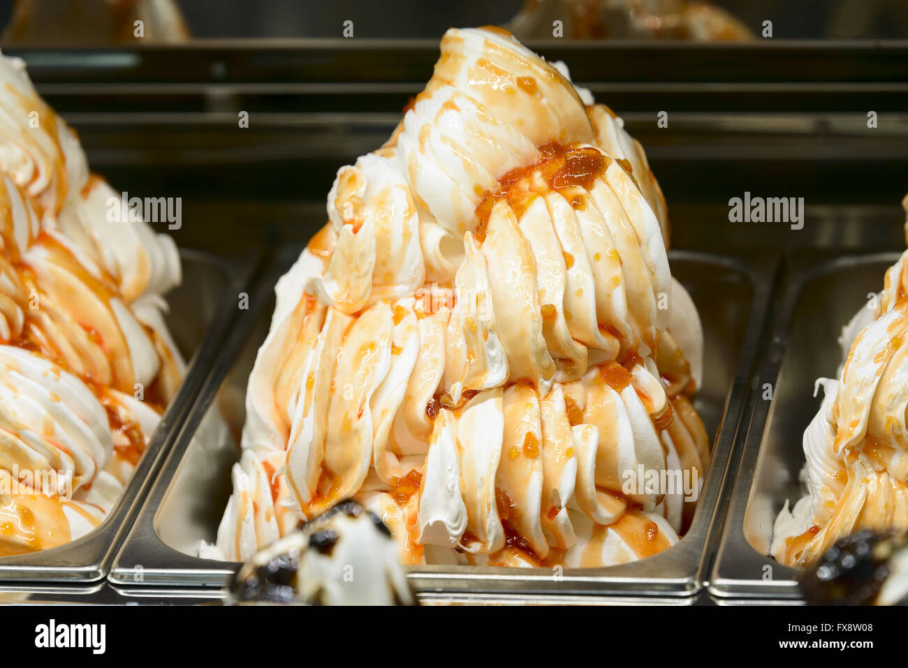 Vetrina di una gelateria con marmellata gelato di frutta Foto Stock