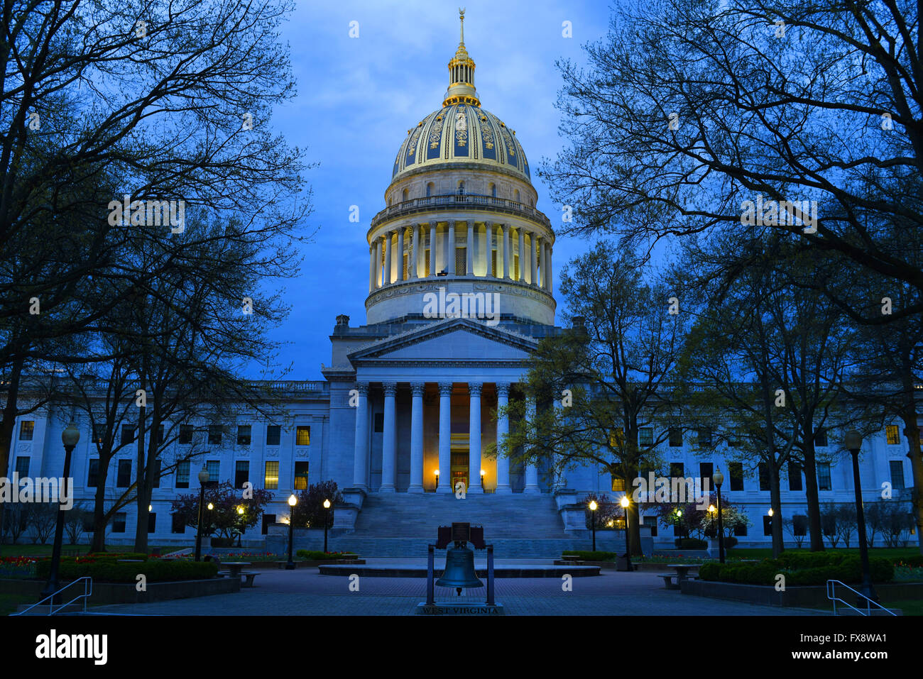 Stati Uniti d'America West Virginia WV Charleston State Capitol Building cupola di notte il crepuscolo della sera Foto Stock