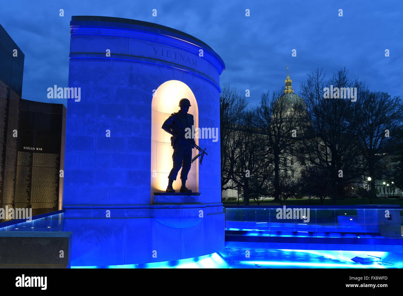 Stati Uniti d'America West Virginia WV Charleston campidoglio memoriale dei veterani di guerra mondiale I e II Vietnam coreano notte Foto Stock