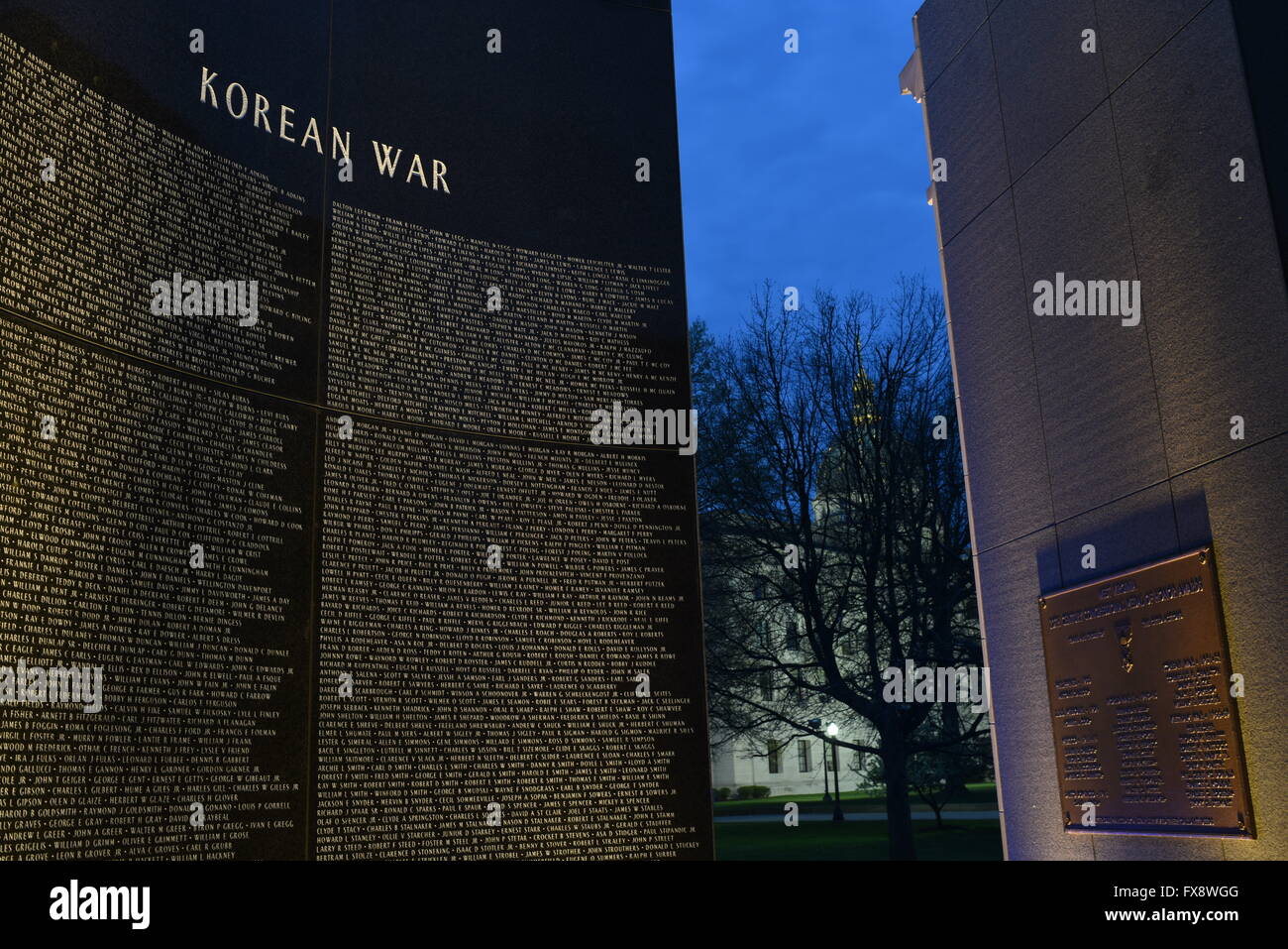 Stati Uniti d'America West Virginia WV Charleston campidoglio memoriale dei veterani di guerra mondiale I e II Vietnam coreano notte Foto Stock