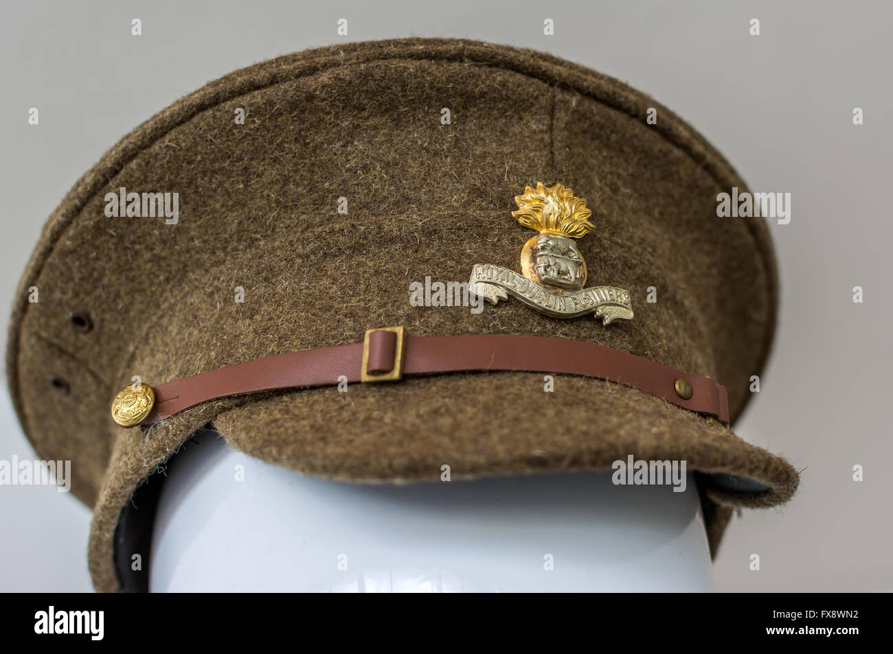 Royal Fusiliers monogramma sul cappello nel Museo di Glasnevin. Foto Stock